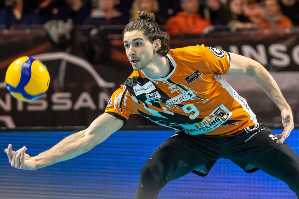 Berlins Timothee Carle nimmt einen Ball an.