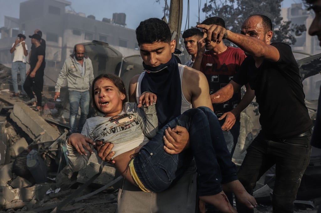 Palästinenser retten ein junges Mädchen aus den Trümmern eines zerstörten Gebäudes nach einem israelischen Luftangriff.