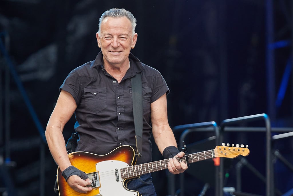Der US-amerikanische Musiker Bruce Springsteen steht auf der Bühne im Volksparkstadion.