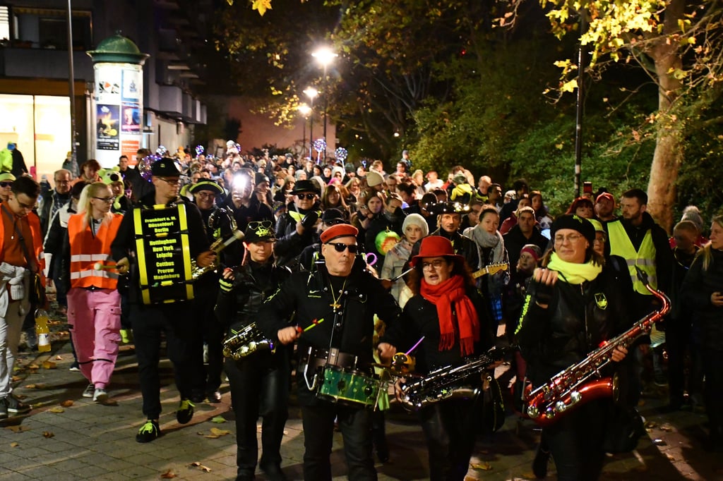 Das Sax'n-Anhalt-Orchester begleitet den Lampionumzug in Magdeburg.