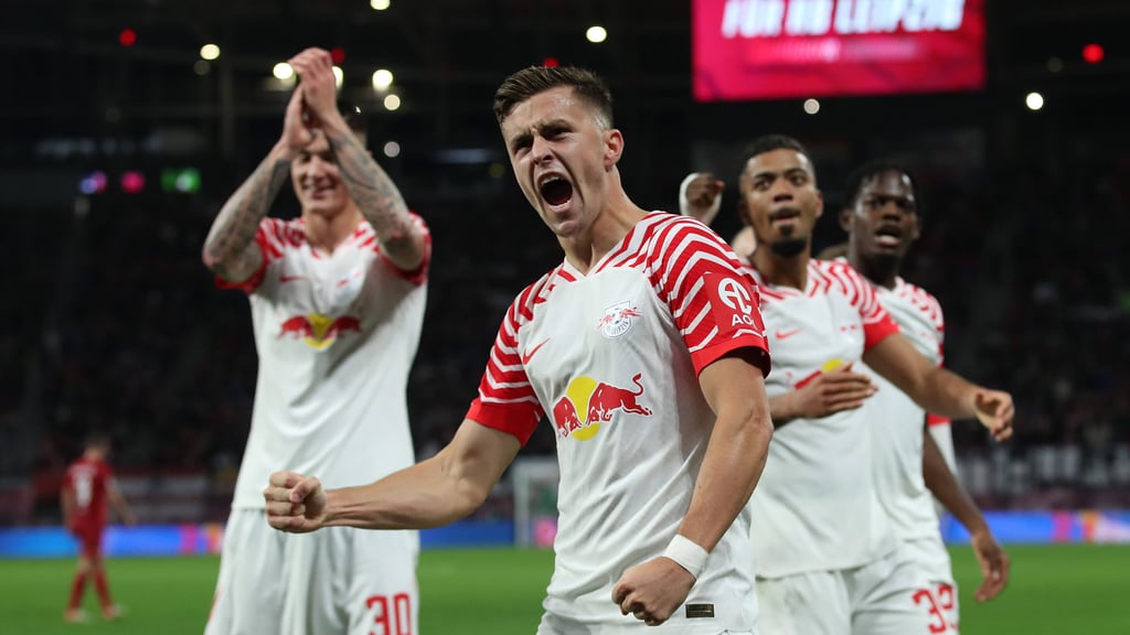 Christoph Baumgartner vor den mitjubelnden Kollegen nach seinem Tor gegen Köln.