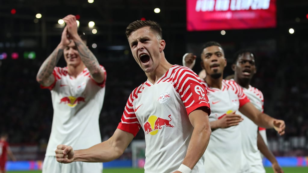 Christoph Baumgartner vor den mitjubelnden Kollegen nach seinem Tor gegen Köln.