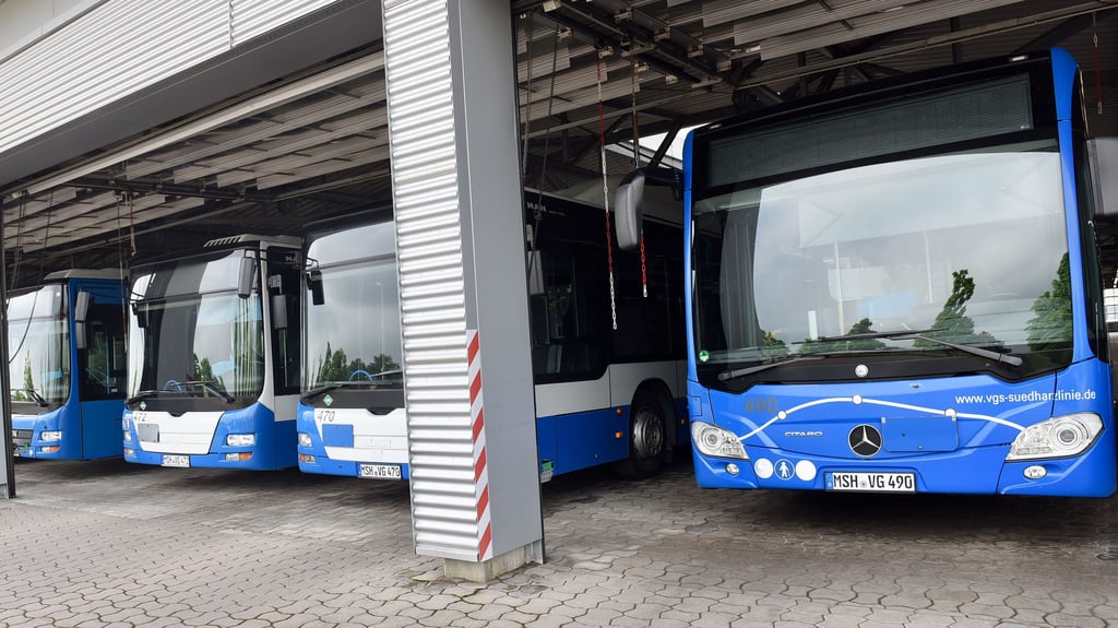 Symbolfoto - Busse der VGS im Depot.