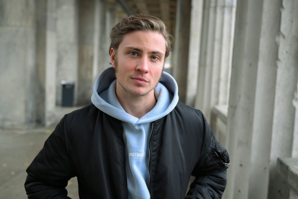 Einen ganzen Tag lang nur unter dem Tisch essen - für Jannik Schümann ein großer Spaß.