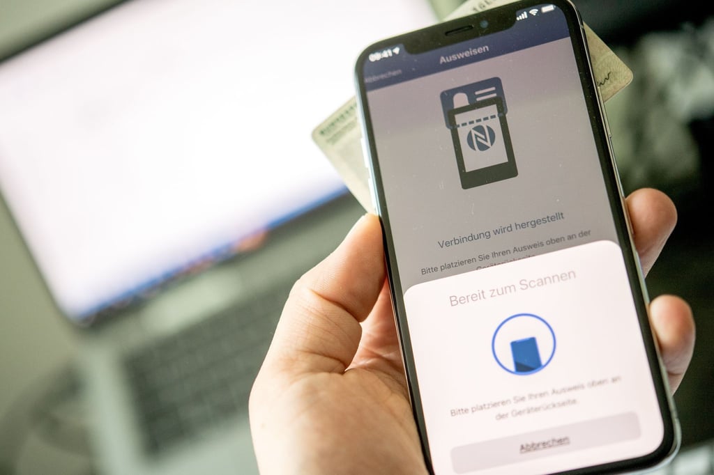 Online ausweisen ist nicht schwer: Fordert die „Ausweisapp2“ dazu auf, hält man seinen Ausweis zum Scannen unters Smartphone und gibt seine PIN ein.
