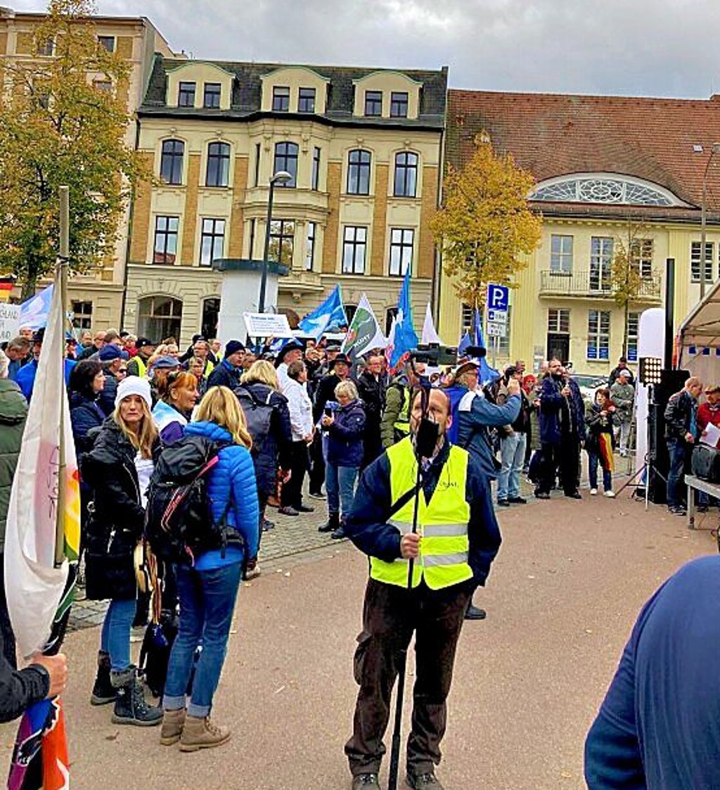 Etwa 300 Menschen haben sich in der Lutherstraße in Wittenberg versammelt.