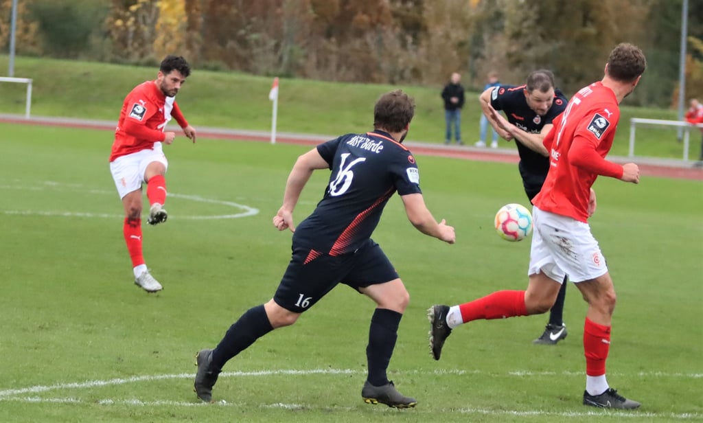 Gab beim HFC nach zweimonatiger Verletzungspause sein Comeback: Besar Halimi (l.). Mit dem Drittligisten ließ er dem MSV Börde keine Chance.