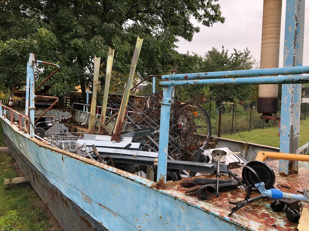 Die ehemalige Saalefähre verkommt hinter dem Großkorbethaer Feuerwehrhaus zur Müllhalde.