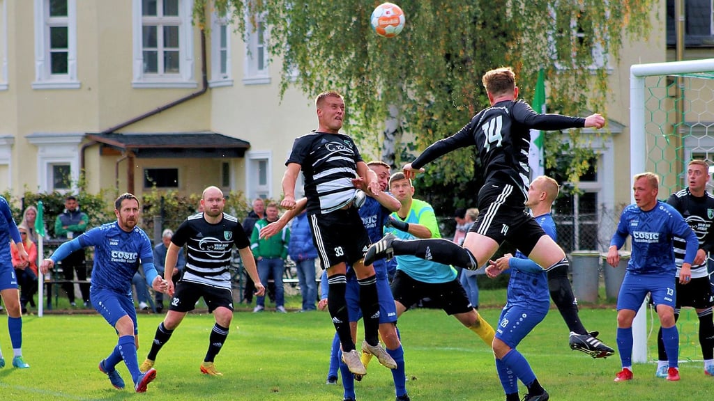 Per Kopf versuchte Denis Winter (Nummer 33) in dieser Szene den SV Wolmirsleben/Unseburg/Tarthun in Führung zu bringen, doch die ZLG-Defensive um Torwart Norman Reinhold (Mitte hinten) konnte den Ball klären.