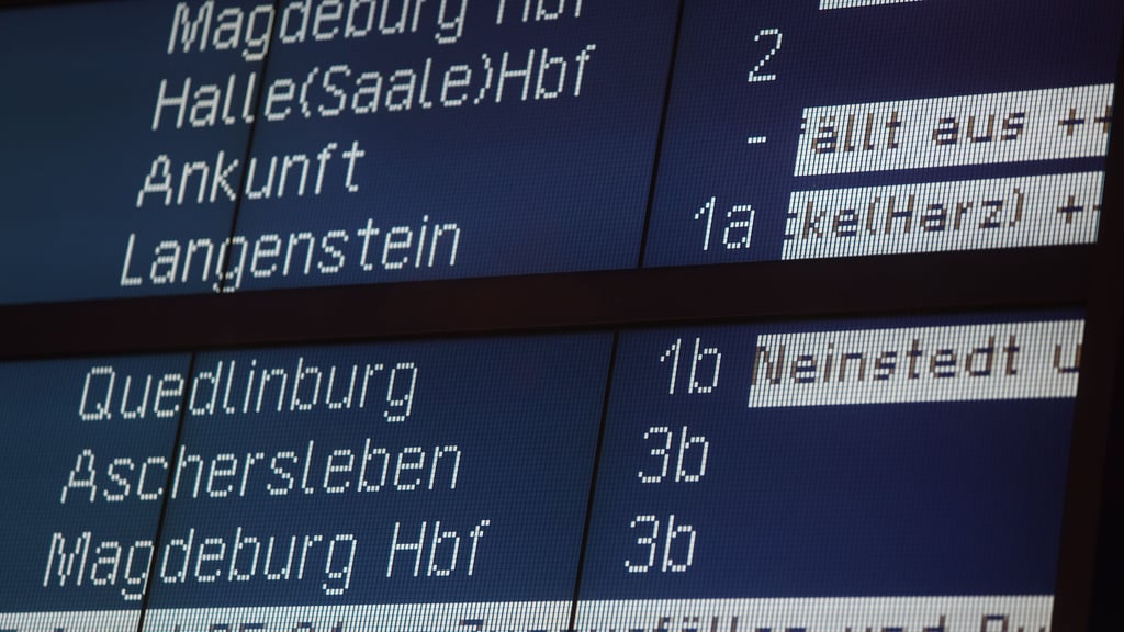Eine Anzeigetafel zeigt einen Zugausfall an: Reisende in Sachsen-Anhalt erleben dies aktuell oft.