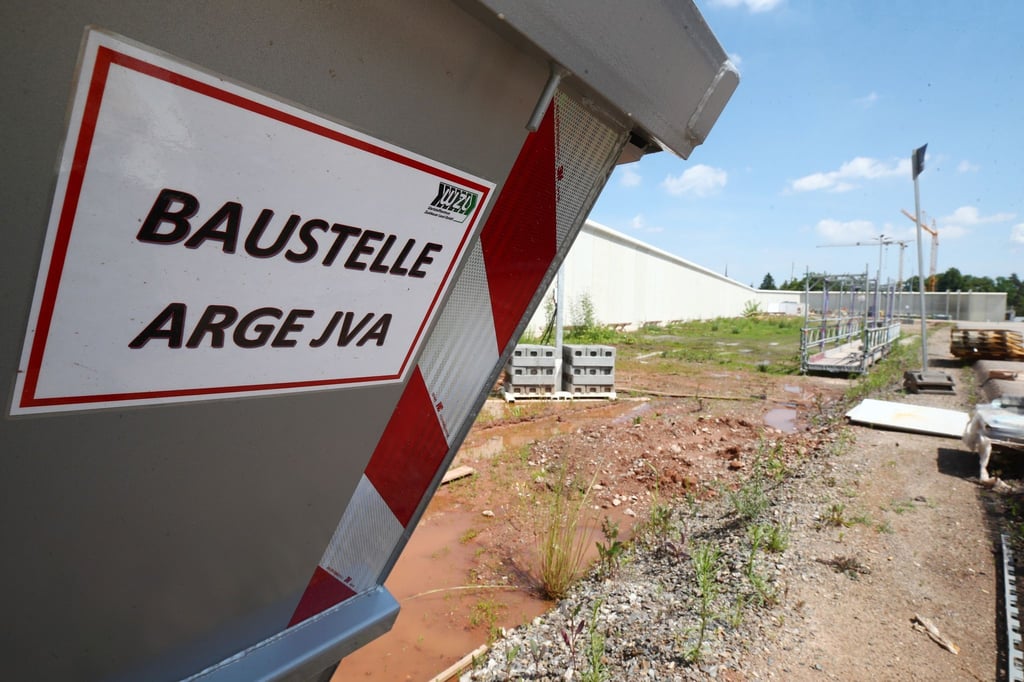 „Baustelle ARGE JVA“ steht an einem Baucontainer auf dem Gelände der Baustelle der neuen Justizvollzugsanstalt.