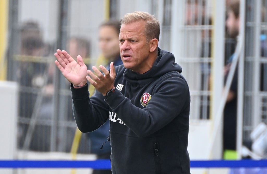 Dresdens Trainer Markus Anfang gestikuliert am Spielfeldrand.
