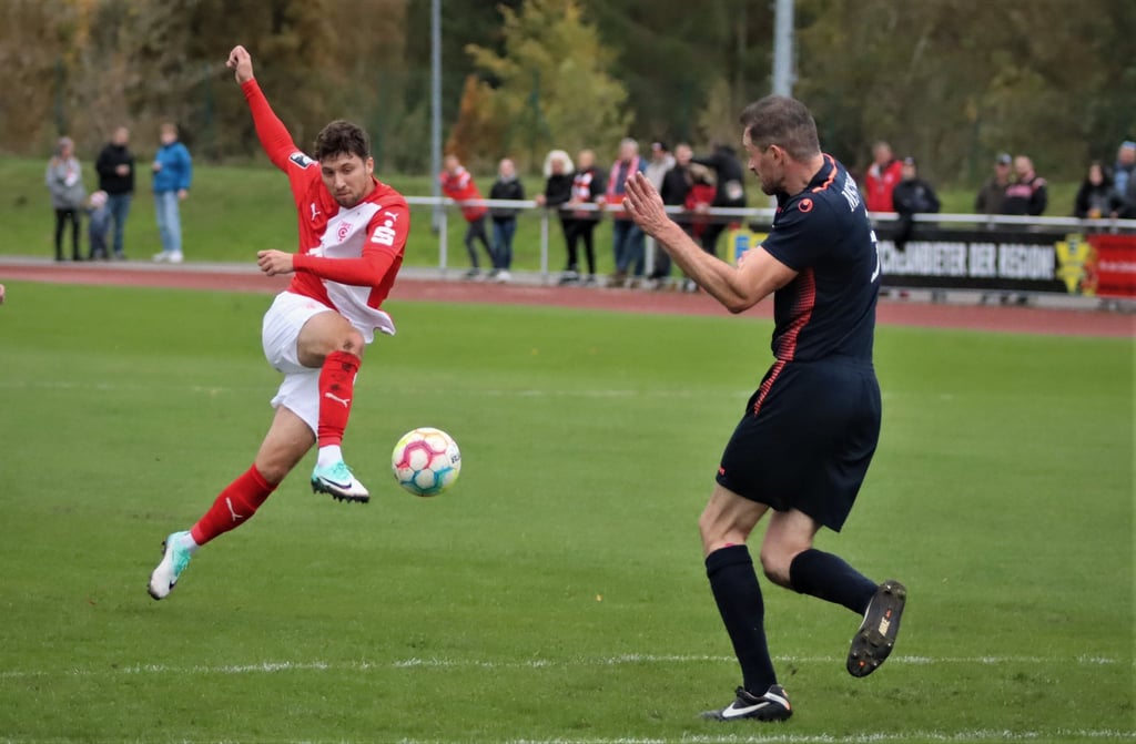 Tom Baumgart (l.) und der HFC meisterten die Pokalaufgabe gegen den MSV Börde souverän.