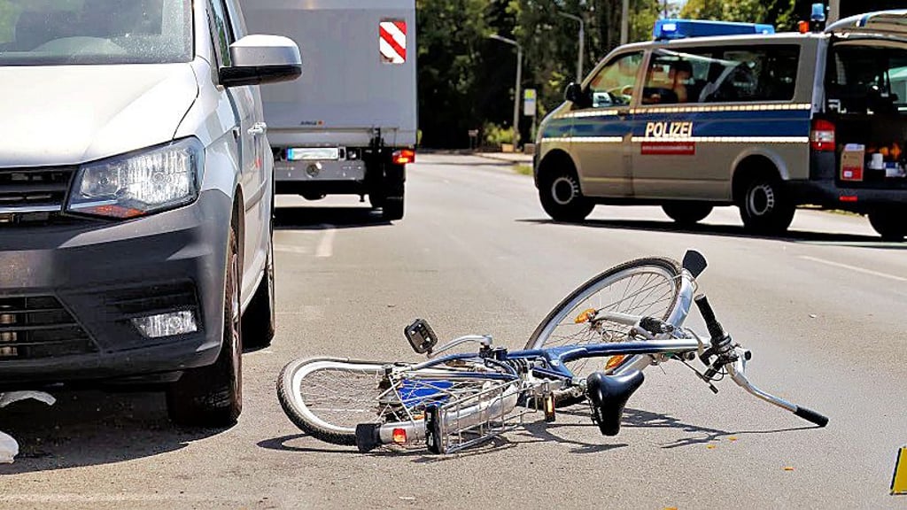 Das verbeulte Rad zeugt von einem Unfall, den es 2022 in der Sangerhäuser Karl-Liebknecht-Straße gab.