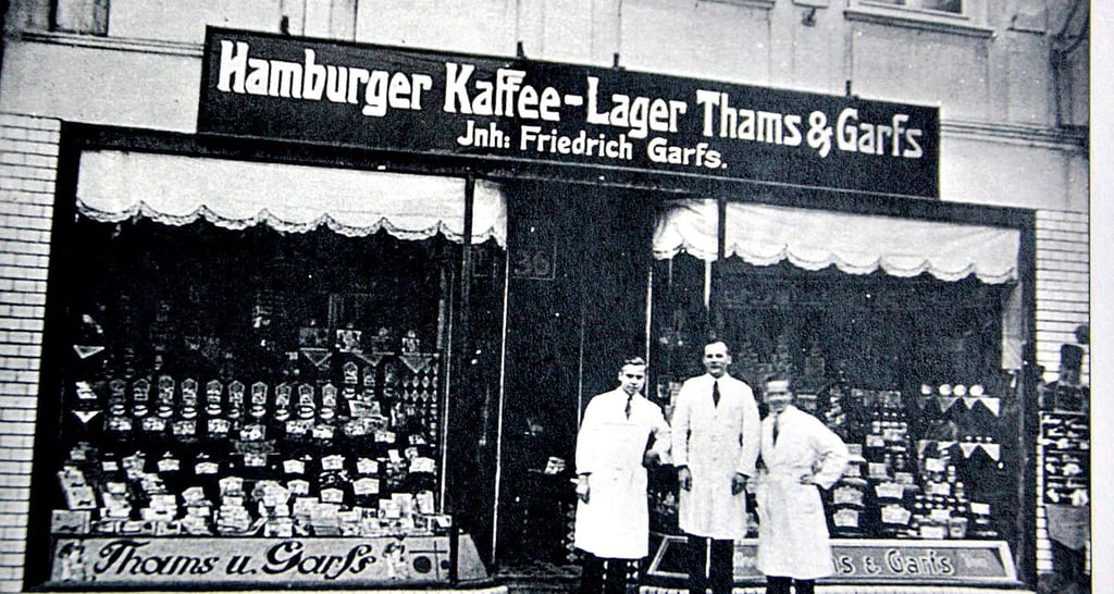 Kolonialwaren Thams & Garfs in der Breiten Straße 80 in Stendal, aufgenommen 1935.