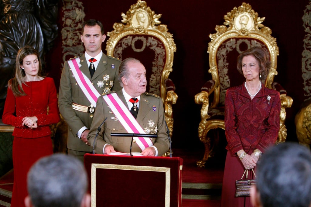 Damaliger König Juan Carlos spricht auf der Gedenkfeier zum Dreikönigstag 2010 - hinter ihm stehen (l-r) die damalige Prinzessin Letizia, der damalige Kronprinz Felipe und die damalige Königin Sofia.