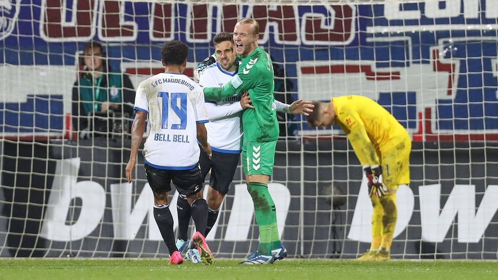 Die FCM-Elfmeterhelden Ahmet Arslan und Dominik Reimann feiern Magdeburgs Einzug ins DFB-Pokal-Achtelfinale bei Holstein Kiel.