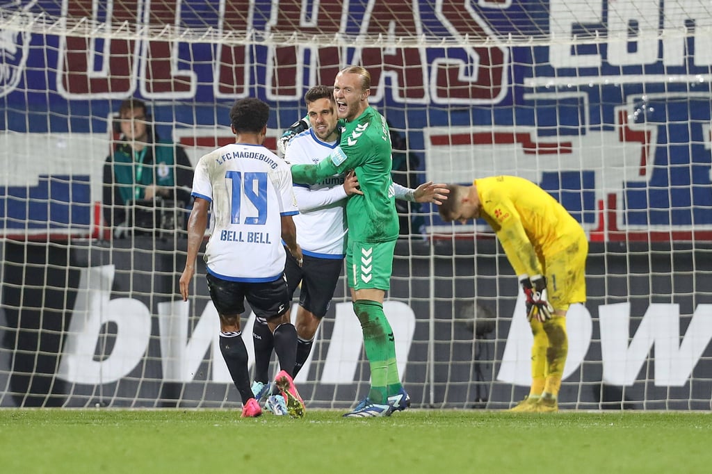 Die FCM-Elfmeterhelden Ahmet Arslan und Dominik Reimann feiern Magdeburgs Einzug ins DFB-Pokal-Achtelfinale bei Holstein Kiel.