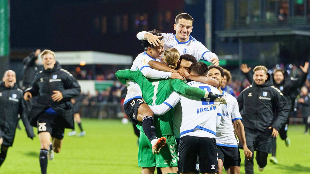 Der FCM zieht trotz zwei Eigentoren in das Achtelflinale des DFB-Pokals. Im Elfmeterschießen siegt der FCM gegen Holstein Kiel.