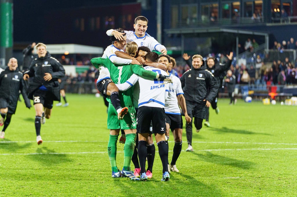 Der FCM zieht trotz zwei Eigentoren in das Achtelflinale des DFB-Pokals. Im Elfmeterschießen siegt der FCM gegen Holstein Kiel.