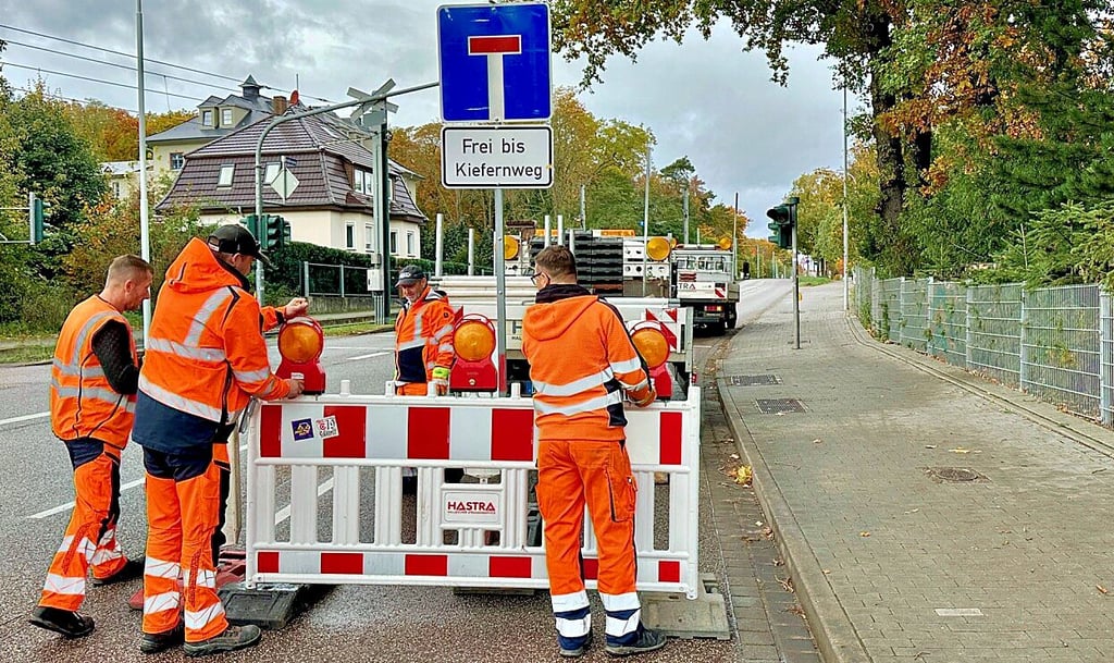 Im Brandbergweg wurden am Mittwoch Sperrzäune und Schilder aufgestellt. Bis zum 10. November brauchen Autofahrer deshalb Geduld.