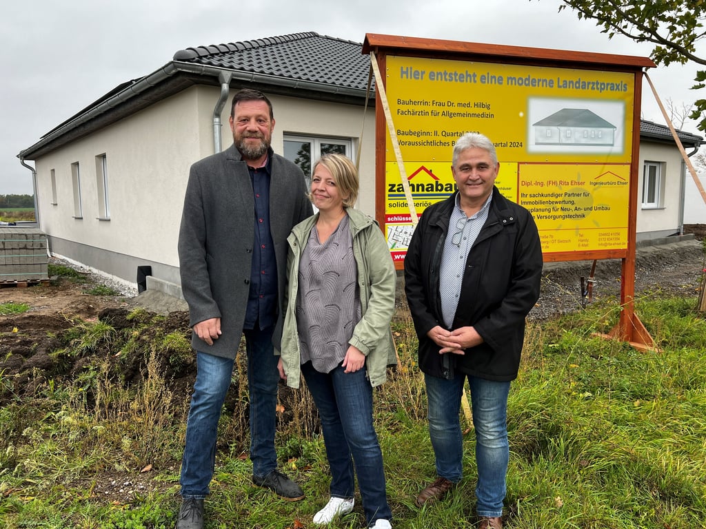 Michael Binder, Franziska Hilbig und Stefan Heinisch arbeiten zusammen, um bis zum 8. Januar die Praxis fertigzubekommen.