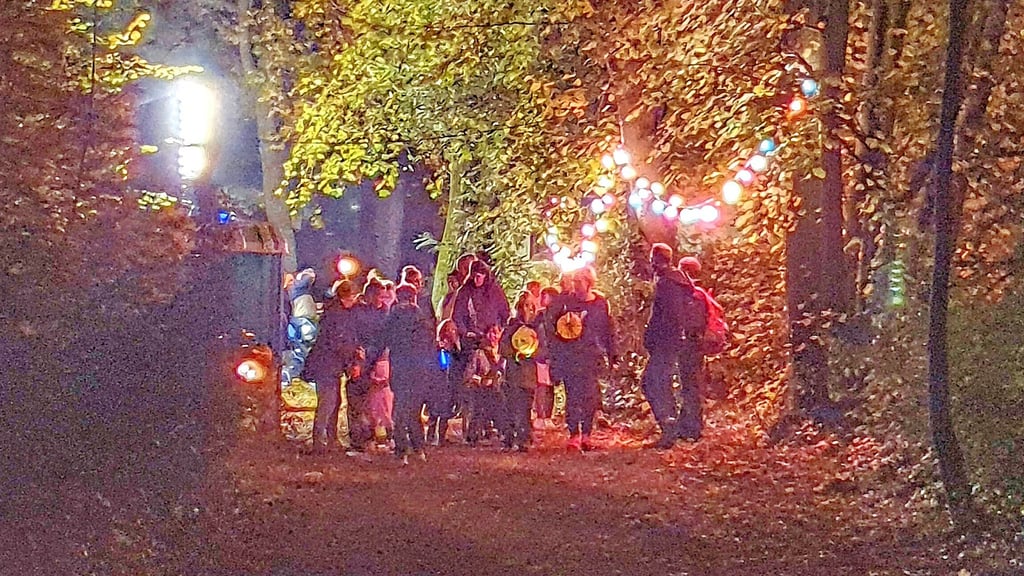 In einer ungewöhnlichen Athmospähre konnten die Besucher den Zoo erkunden. Lichterketten wie hier gab es nur in zwei Bereichen, sonst erhellten leuchtende Kürbisse, Fackeln und Papierlichter die Wege.