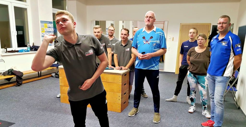 Darts Altmersleben: Louis Heidrich (vorne) ist Darts-Sektionsleiter in Altmersleben. Die Teamleitung in der Liga hat Steffen Liermann (4.v.r.) inne.