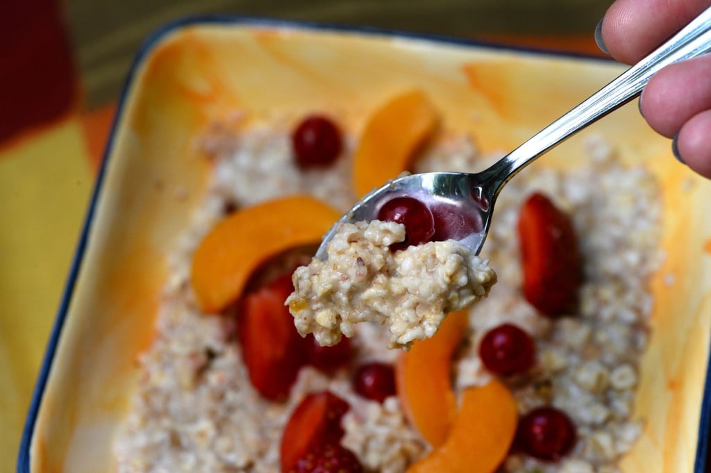 Haferkleie können - zum Beispiel verarbeitet zu einem Porridge - einen positiven Effekt auf den Cholesterinspiegel haben.