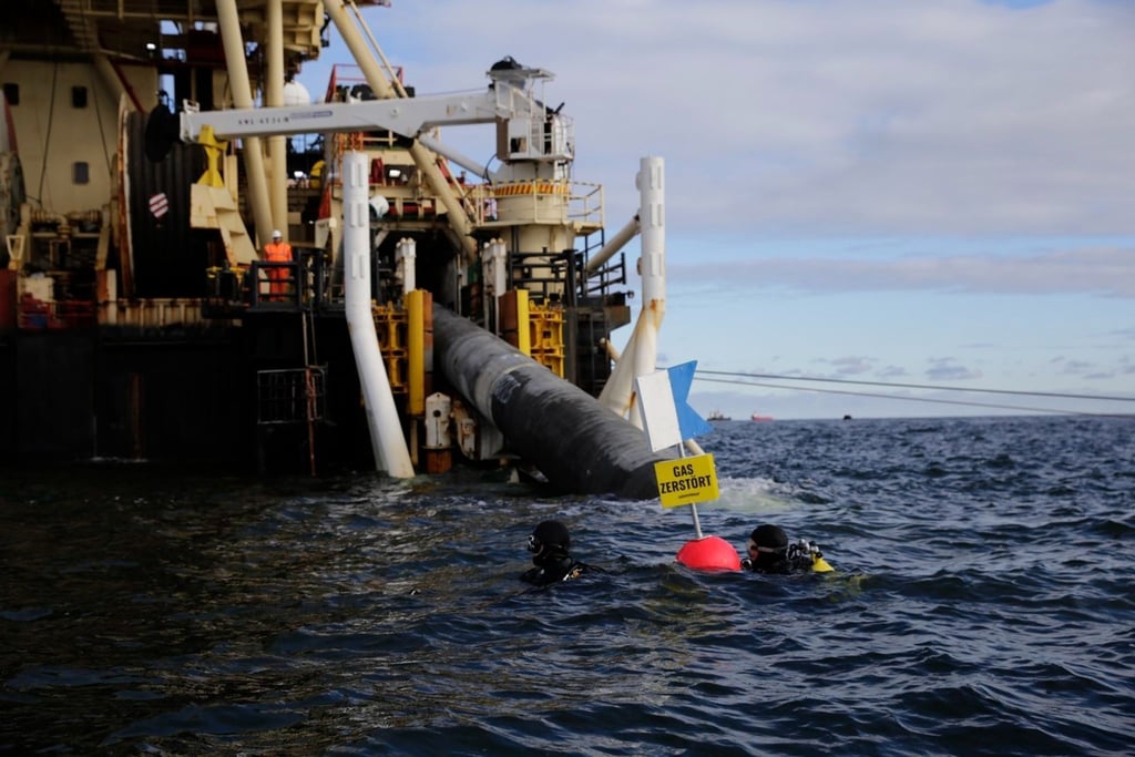 Taucher von Greenpeace protestieren nahe des Verlegeschiffs „Castoro 10“ gegen den Bau einer Pipeline für das geplante Rügener LNG-Terminal.