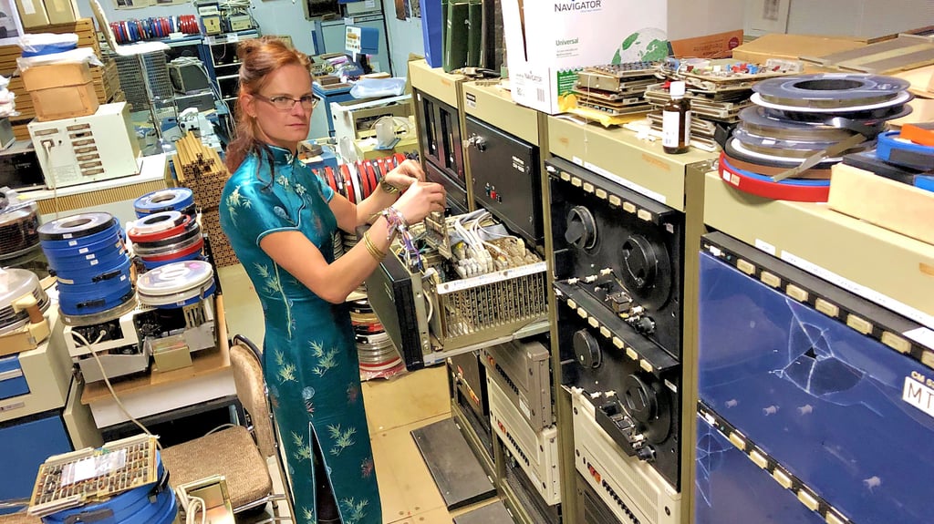 Constanze Czech zeigt eines der Schmuckstücke des Museums, einen Robotron-Großrechner, der wieder läuft. Als einziger weltweit.