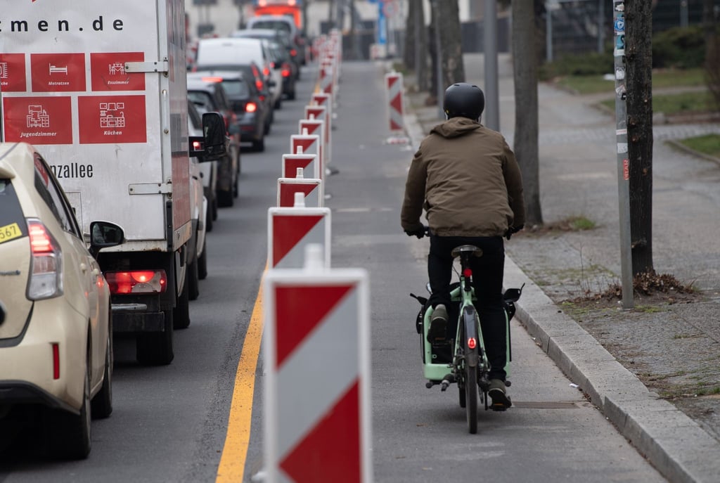 Dicht an dicht stehen Fahrzeuge am Halleschen Ufer.