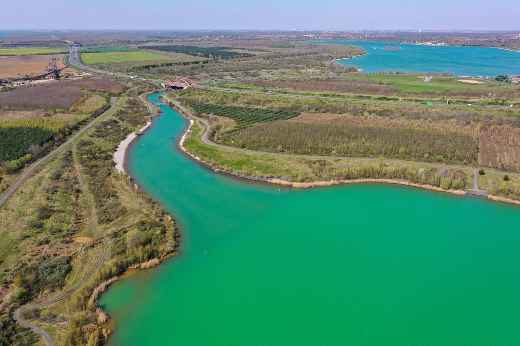Ein Wall sperrt den Störmthaler Kanal zwischen dem Markkleeberger (oben) und dem Störmthaler See ab.