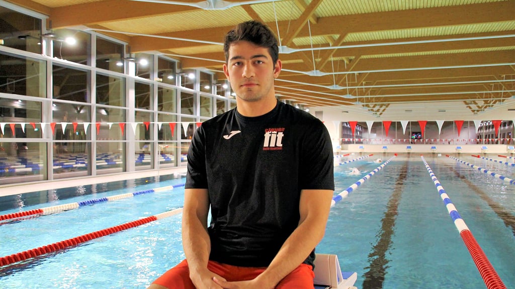 Parsa Heidari in der Robert-Koch-Schwimmhalle in Halle: Dort trainiert der Flossenschwimmer aus dem Iran mehrmals die Woche.