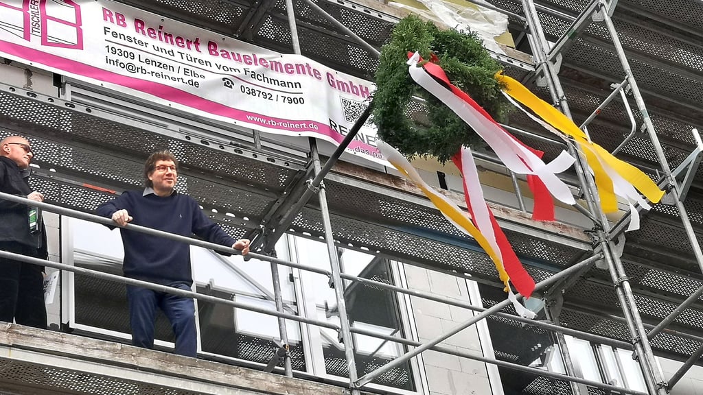 Rudolf Eden (rechts) von der Elbländischen Wohnungsgesellschaft bei seiner Ansprache zum Richtfest in der Hoyersburger Straße 22a.