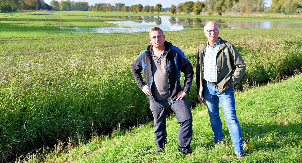 Fast wie ein See sieht die Überschwemmung aus, die der Biber auf dem Feld von Götz Helmecke (re.) zwischen Hillersleben und Vahldorf angerichtet hat. Auch Matthias Pätz kennt das Problem. Nahe seines Feldes bei Wedringen staut der Nager gerne die Beber und hat so schon viel Schaden angerichtet.