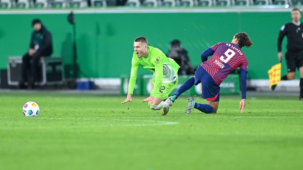 Der Ball war weit weg: Yussuf Poulsen trifft Mattias Svanberg.