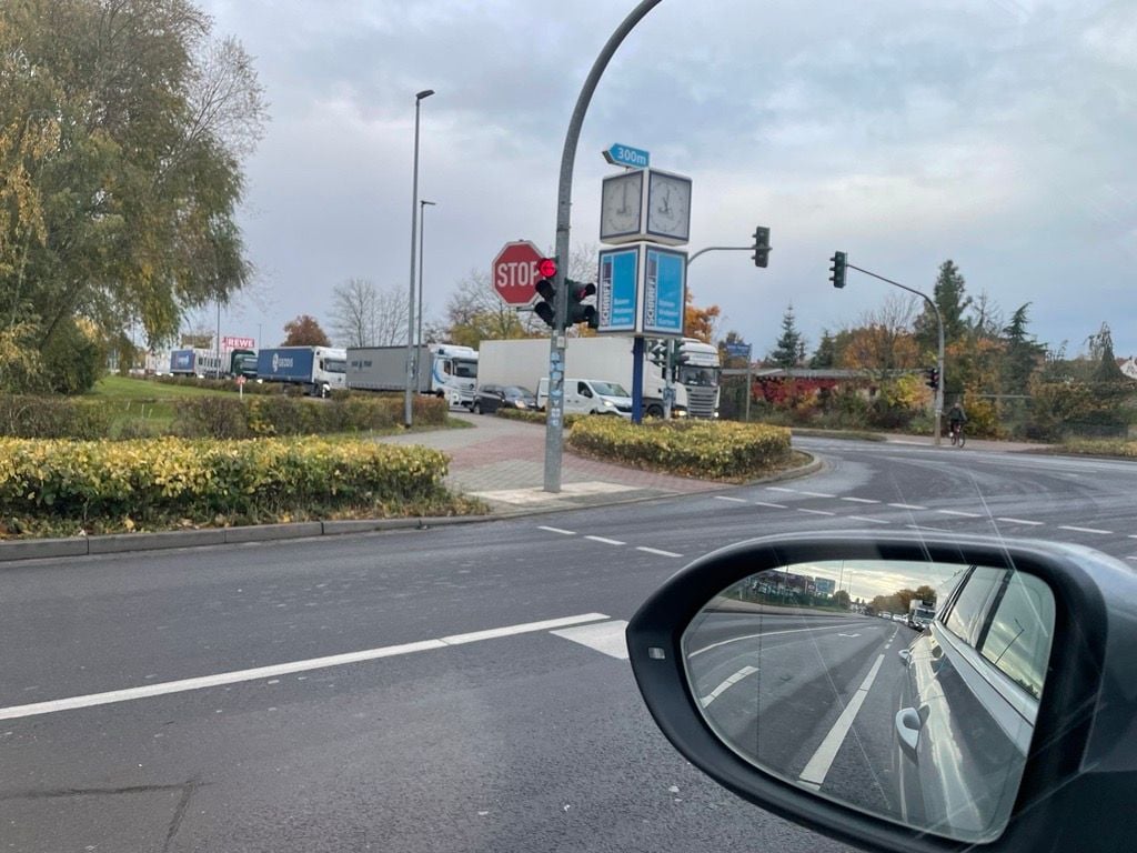 An der Ampel in Burg kam es zu heftigen Stauerscheinungen. Der Umleitungsverkehr von der derzeit gesperrten A2 floss dort entlang.