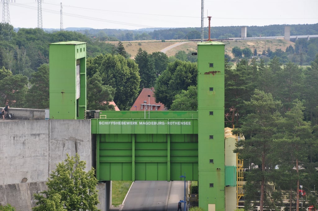 Das Schiffshebewerk Rothensee befindet sich ganz im Norden der Stadt. Es ist ein technisches Denkmal, das bis heute in Betrieb ist.