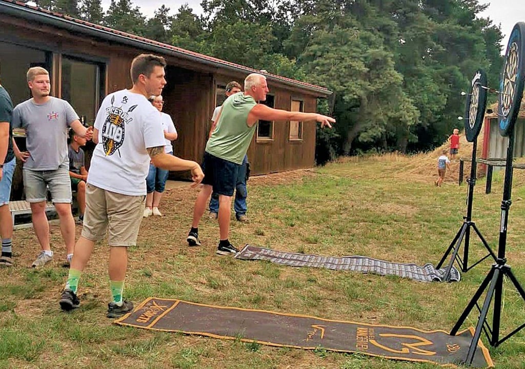 Beim Sommerfest des MSC Altmersleben hat die Darts-Sektion die Scheiben zur Rennstrecke mitgenommen, um sich dort zu präsentieren.