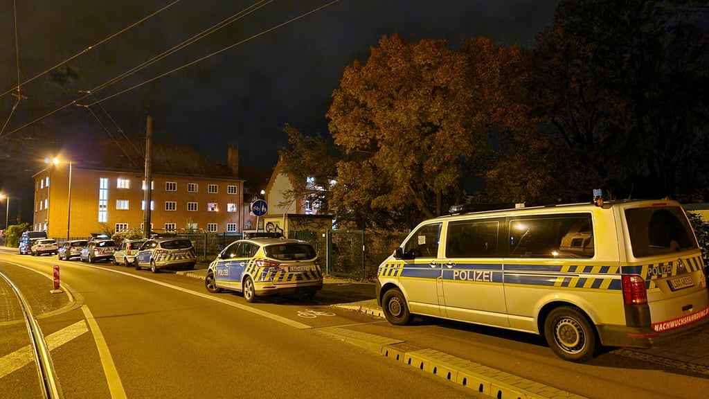 Die Polizei war mit zahlreichen Beamten nach dem Leichenfund im Obdachlosenheim der Stadt..