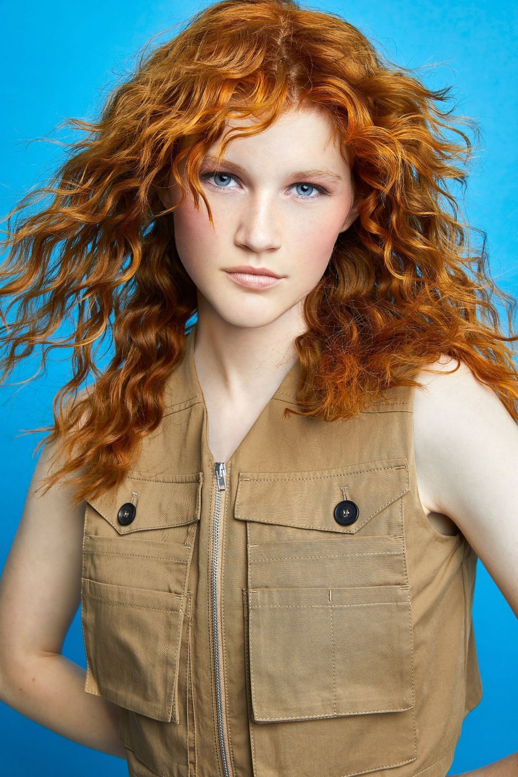 Locken-Looks liegen im Trend. Wer eigentlich glatte Haare hat, kann mit einer Dauerwelle nachhelfen.