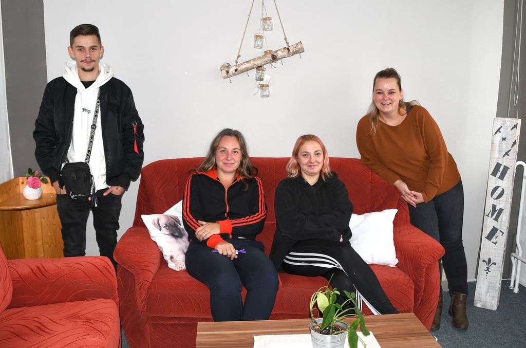 Gemütlich ist er geworden, der Pausenraum bei der DAA in Havelberg. Benni und Vivi gehören zu den zehn jungen Leuten, die dort an der berufsvorbereitenden Bildungsmaßnahme teilnehmen. Stephanie Heinrich (rechts) und Christin Fliegel (2. von links) unterstützen sie ebenso wie Jan Walther (nicht im Bild) dabei.