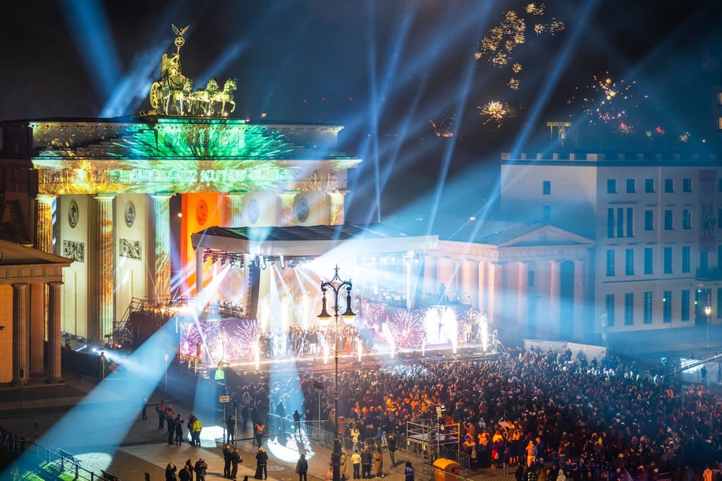 Feuerwerkskörper werden vor dem Brandenburger Tor abgefeuert.
