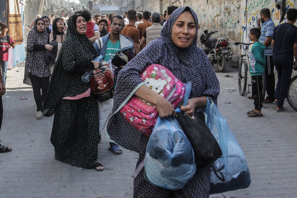 Palästinenser verlassen nach einem israelischen Luftangriff ihre Häuser in Rafah.
