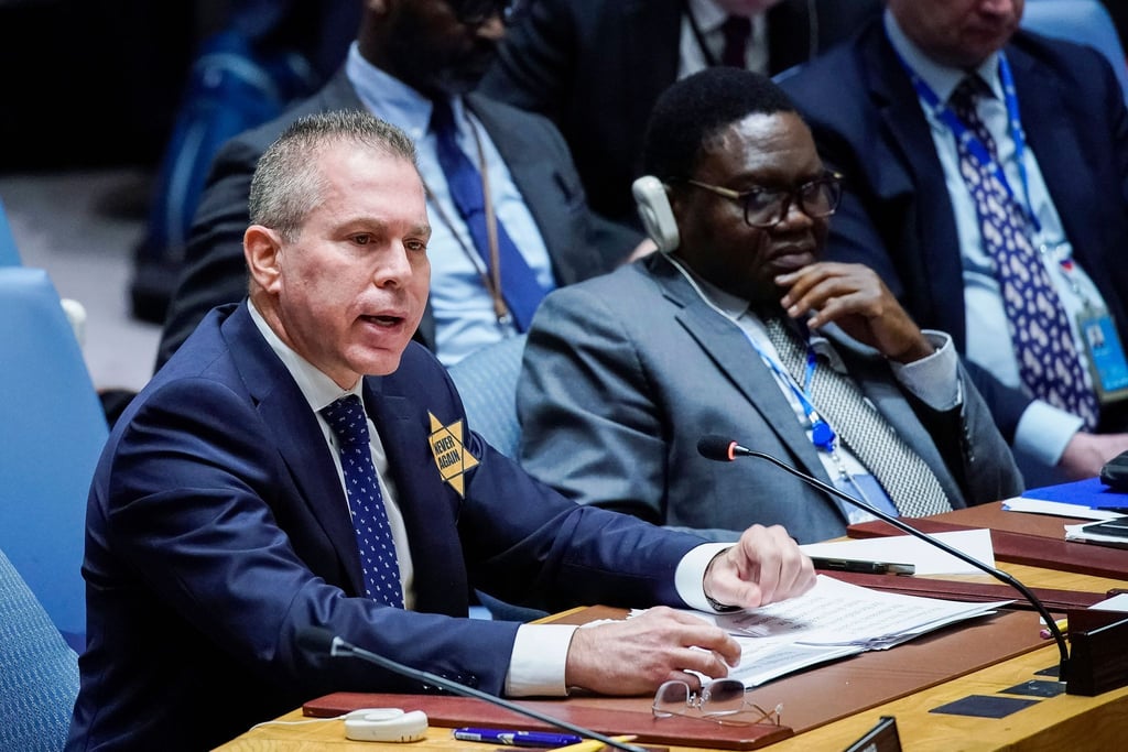 Israels UN-Botschafter Gilad Erdan trägt einen gelben Davidstern mit der Aufschrift „Never Again“ („Nie Wieder“).