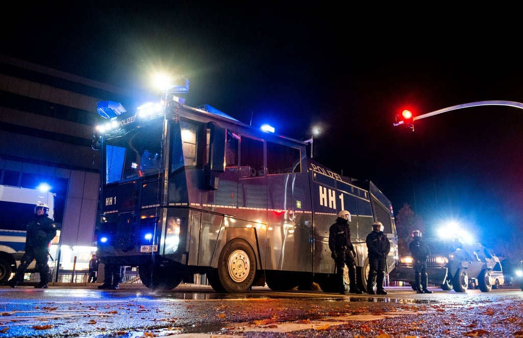 Ein Wasserwerfer der Polizei steht im Stadtteil Harburg bereit. In der Halloween-Nacht ist es in Hamburg zu Ausschreitungen gekommen.