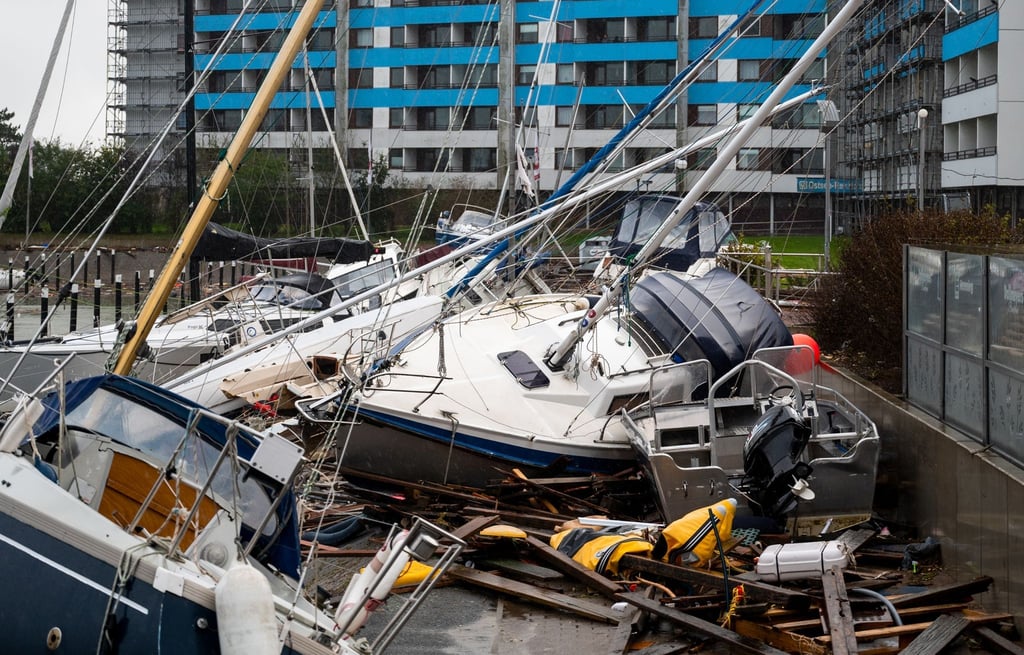 Beschädigte Schiffe nach der Sturmflut im Hafen von Damp.