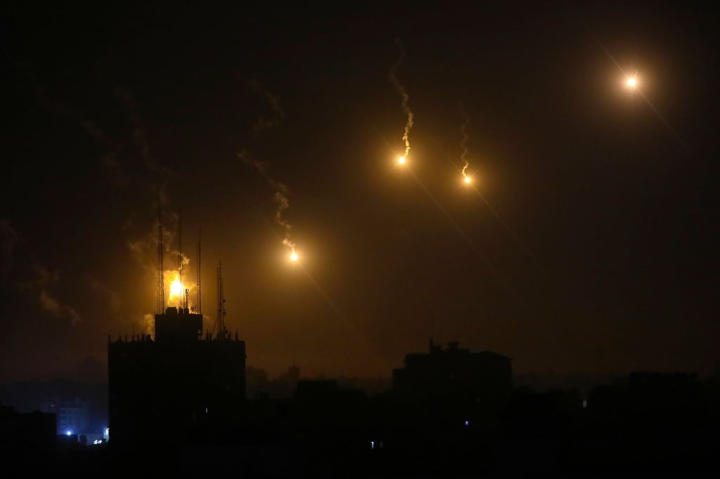 Leuchtraketen der israelischen Streitkräfte erhellen den Nachthimmel über Gaza-Stadt.