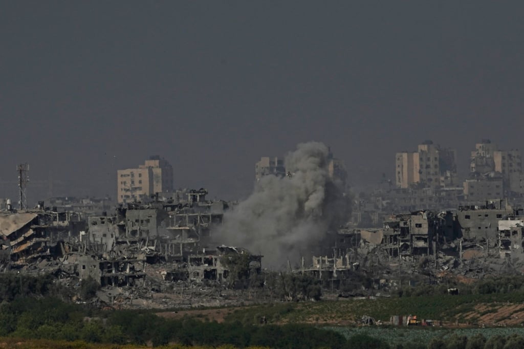 Rauch steigt nach einem israelischen Luftangriff im Gazastreifen auf.